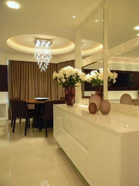 40 – Modelo branco de buffet para sala de jantar sofisticado e discreto 40 – Modelo branco de buffet para sala de jantar sofisticado e discreto
