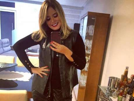 MarÃlia Mendonça posa para foto mostrando corpo 20 quilos mais magra; cantora contou que vendia coxinha e chocolate antes de fama.Â