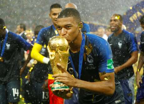 Mbappé beija a taça