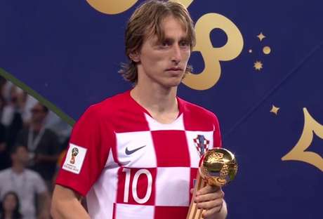 Modric recebeu o prêmio de melhor jogador da Copa do Mundo (Foto: Reprodução) Modric recebeu o prêmio de melhor jogador da Copa do Mundo (Foto: Reprodução)