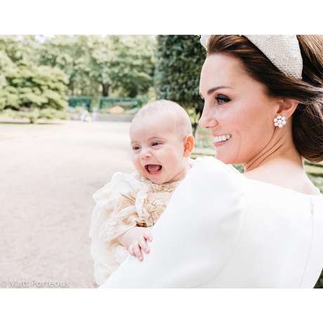 Príncipe Louis após o seu batizado na Clarence House, com Kate Middleton Príncipe Louis após o seu batizado na Clarence House, com Kate Middleton