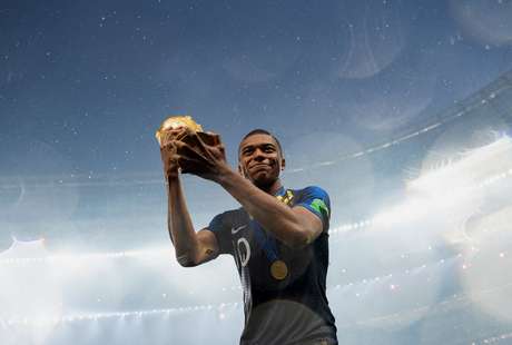 Mbappé comemora o título mundial com a taça da Copa Mbappé comemora o título mundial com a taça da Copa