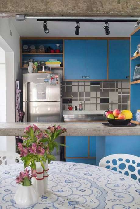 46. Decoração com nichos para cozinha americana pequena com armários pintados de azul