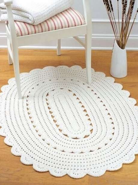 32. Tapete de crochê oval branco