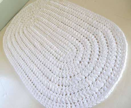 15. Tapete oval de crochê branco simples