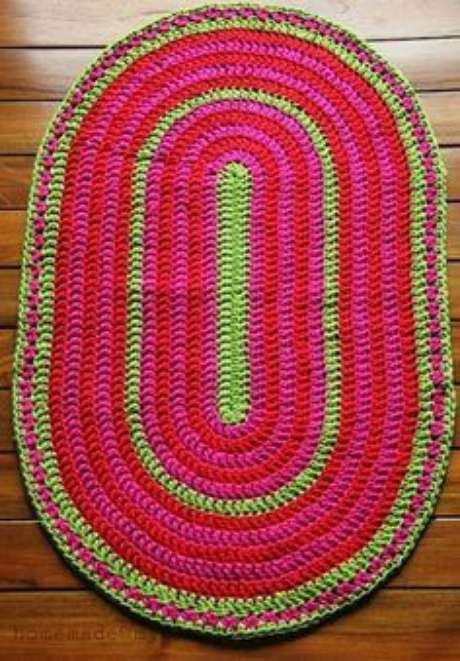 29. Tapete de crochê oval rosa com verde