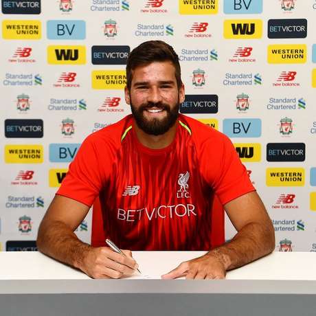 Alisson foi anunciado nesta quinta pelo Liverpool Alisson foi anunciado nesta quinta pelo Liverpool