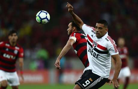 RÃ©ver e Diego Souza disputam uma bola aÃ©rea