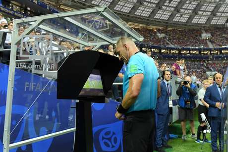 Árbitro Nestor Pitana consulta VAR antes de marcar pênalti para a França contra a Croácia na final da Copa Árbitro Nestor Pitana consulta VAR antes de marcar pênalti para a França contra a Croácia na final da Copa