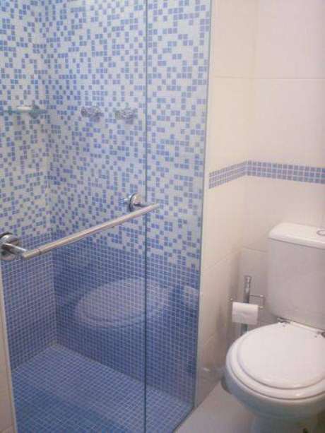 13. Piso para banheiro de pastilhas azuis é um gente diferente de dar cor para o ambiente. Projeto por Eliana Bovo 13. Piso para banheiro de pastilhas azuis é um gente diferente de dar cor para o ambiente. Projeto por Eliana Bovo