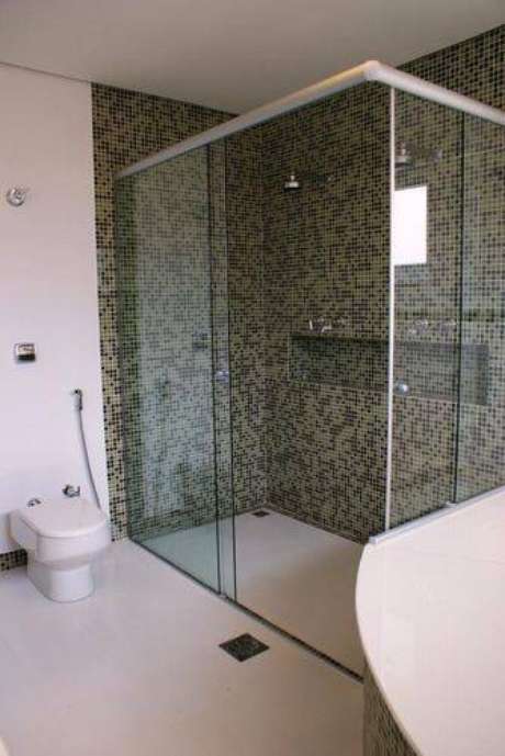 23. Piso de porcelanato com revestimento do box de pastilhas de vidro é um charme e uma composição perfeita. Projeto por Rosani Gomes 23. Piso de porcelanato com revestimento do box de pastilhas de vidro é um charme e uma composição perfeita. Projeto por Rosani Gomes