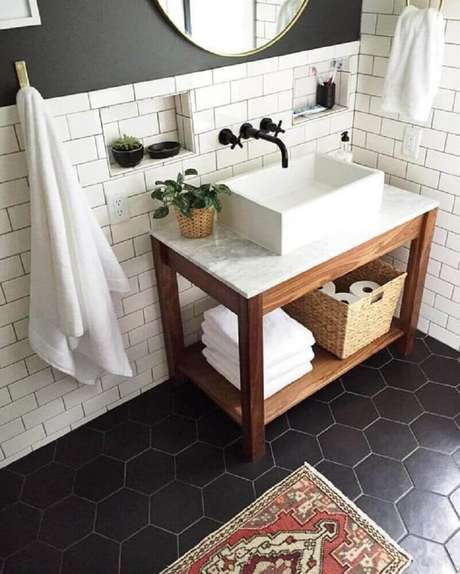 41. Mescle o piso para banheiro em tons escuros com azulejo em tons claros para ter mais equilíbrio 41. Mescle o piso para banheiro em tons escuros com azulejo em tons claros para ter mais equilíbrio