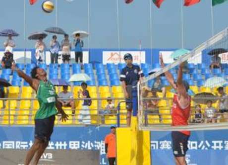 Thiago, da dupla com George, ataca durante etapa de Haiyang do Circuito Mundial de Vôlei de Praia.