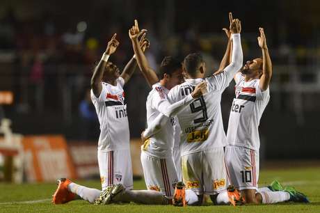 Jogadores do SÃ£o Paulo se reÃºnem para celebrar o gol de Anderson Martins, o primeiro da partida contra o Corinthians 