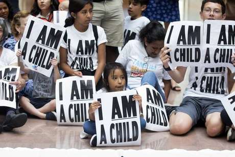 Adultos e crianças protestam contra política do governo de separar famílias imigrantes