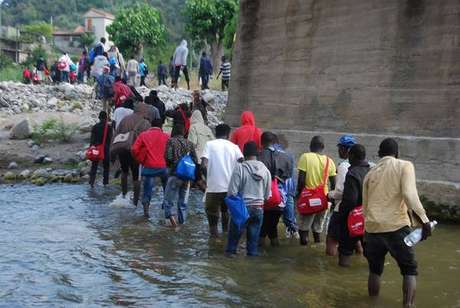 Deslocados externos marcham pelo rio Roja, em Ventimiglia, para chegar à fronteira com a França Deslocados externos marcham pelo rio Roja, em Ventimiglia, para chegar à fronteira com a França