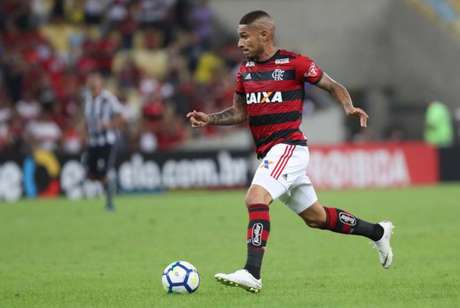 Guerrero em ação pelo Flamengo, no Maracanã, no clássico contra o Botafogo (Foto: Gilvan de Souza/Flamengo)