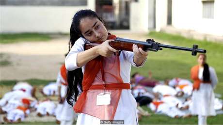Na Índia, mulheres estão aprendendo técnicas de autodefesa e tiro para se proteger