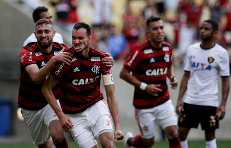 RÃ©ver, do Flamengo comemora gol em partida contra Sport, zagueiro abriu o placar aos 14 minutos do primeiro tempo 