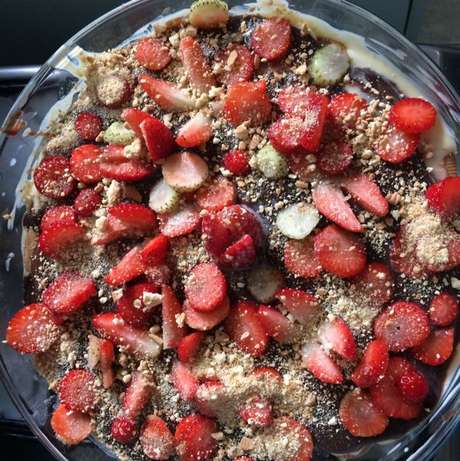 Pavê de maracujá com brigadeiro e morango Pavê de maracujá com brigadeiro e morango