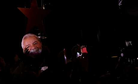Lula diz que se tenta fazer eleição de cartas marcadas no 