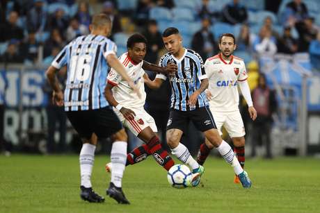 Matheus Henrique e Vitinho disputam a bola
