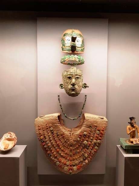 O enxoval funerário da Rainha Vermelha é composto por sete peças: máscara, tiara, colar, peitoral, cocar, concha e estatueta O enxoval funerário da Rainha Vermelha é composto por sete peças: máscara, tiara, colar, peitoral, cocar, concha e estatueta