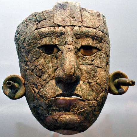 Máscara encontrada na urna funerária estava quebrada em 119 pedaços; sua reconstrução levou nove meses Máscara encontrada na urna funerária estava quebrada em 119 pedaços; sua reconstrução levou nove meses