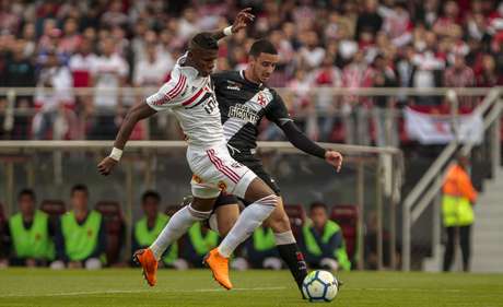 Arboleda e Thiago Galhardo disputam a bola no Morumbi