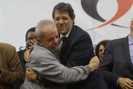 O ex-prefeito de São Paulo Fernando Haddad e o ex-presidente Lula em evento em São Paulo, em 2016