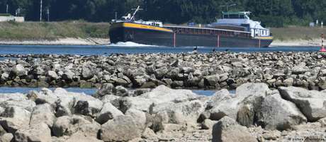Estiagem vem reduzindo nível do rio Reno e limitando transporte fluvial Estiagem vem reduzindo nível do rio Reno e limitando transporte fluvial