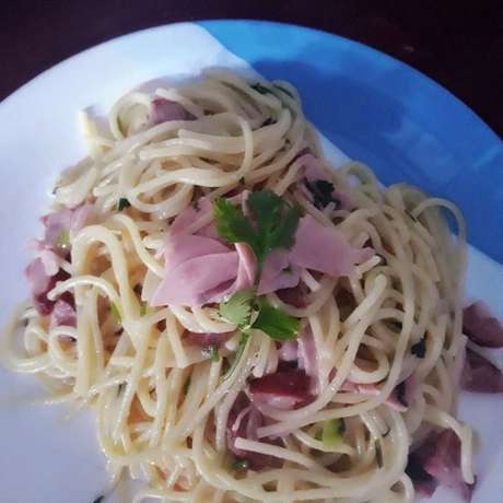 Macarrão com calabresa e presunto Macarrão com calabresa e presunto