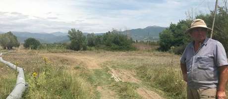 Ilya Bervashvili mostra suas terras no vilarejo de Ditsi (Geórgia), próximo à fronteira com a Ossétia do Sul Ilya Bervashvili mostra suas terras no vilarejo de Ditsi (Geórgia), próximo à fronteira com a Ossétia do Sul