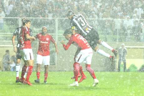 Chuva de granizo fez com que partida fosse interrompida