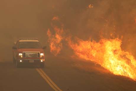 Caminhão dos bombeiros foge das chamas de incêndio em Lakeport, na Califórnia 31/07/2018 REUTERS/Fred Greaves