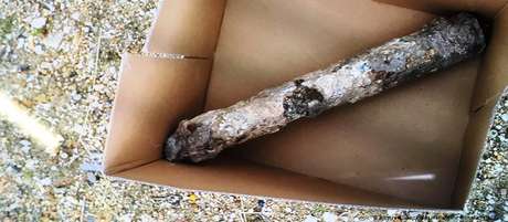 Cilindro de metal encontrado em jardim era uma antiga bomba incendiária Cilindro de metal encontrado em jardim era uma antiga bomba incendiária