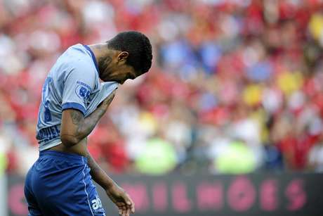 Raniel cabisbaixo depois da derrota do Cruzeiro para o Flamengo pelo BrasileirÃ£o 