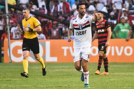 NenÃª comemora o seu gol, o segundo do SÃ£o Paulo contra o Sport na Ilha do Retiro