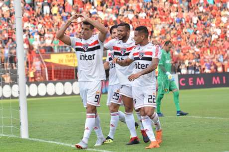 Com a vitória por 3 a 1 em cima do Sport, na Ilha do Retiro, o São Paulo manteve a liderança por mais uma rodada