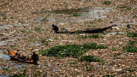 Fontes alternativas de água, como o rio Citarum, estão extremamente poluídas