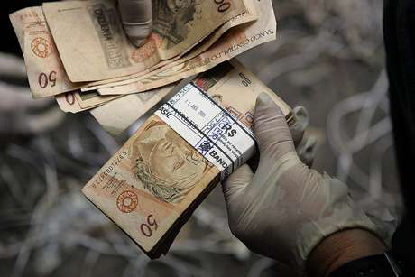 Peritos da Polícia Federal encontraram R$ 5.351,50 nos sacos usados pelos criminosos no assalto ao Banco Central de Fortaleza em 2005 Peritos da Polícia Federal encontraram R$ 5.351,50 nos sacos usados pelos criminosos no assalto ao Banco Central de Fortaleza em 2005