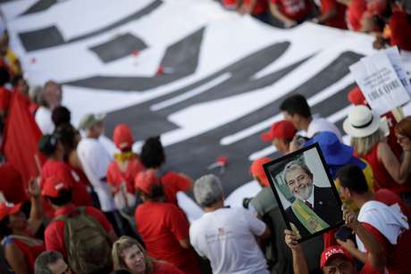 Apoiadores de Lula em manifestaÃ§Ã£o no dia de registro de sua candidatura no TSE
  15/8/2018   REUTERS/Ueslei Marcelino 