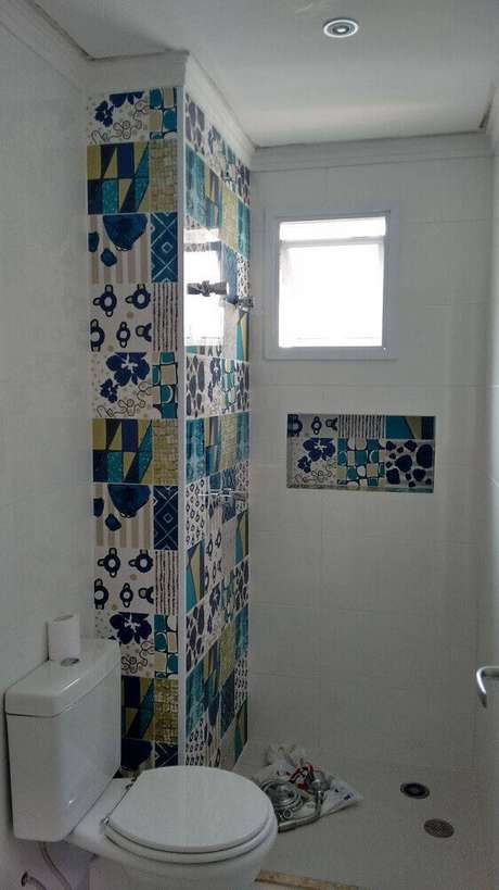 37. Decoração de banheiro com nichos revestidos com azulejos decorativos 37. Decoração de banheiro com nichos revestidos com azulejos decorativos