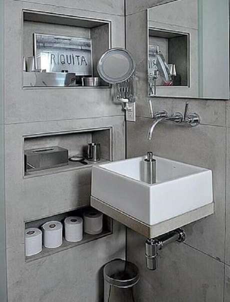33. Banheiro com decoração moderna e nichos embutidos 33. Banheiro com decoração moderna e nichos embutidos