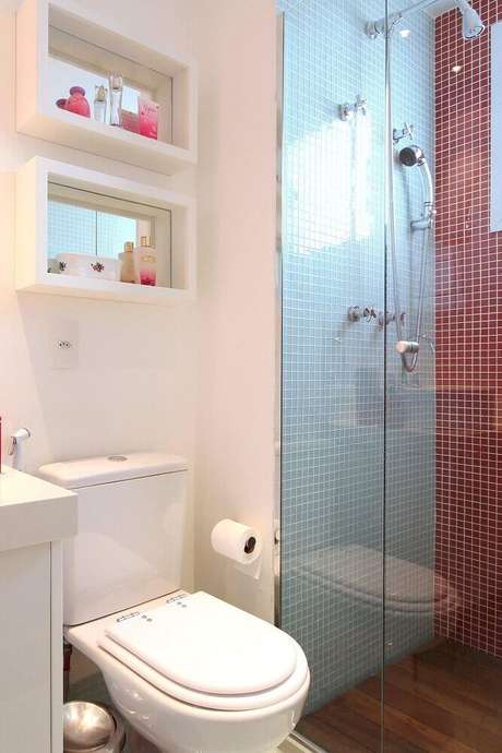 39. Decoração de banheiro com nicho espelhado 39. Decoração de banheiro com nicho espelhado