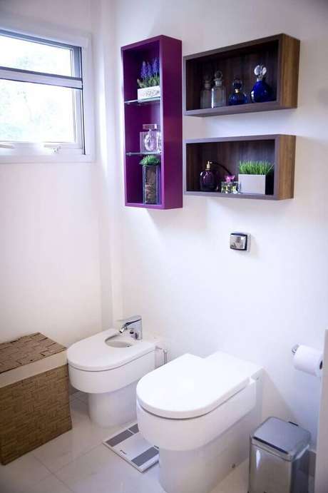44. Decoração de banheiro com nichos diferentes 44. Decoração de banheiro com nichos diferentes
