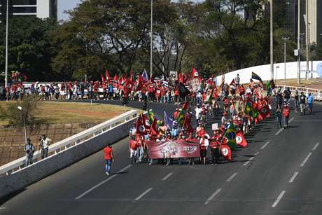 Membros do MST se reÃºnem em BrasÃ­lia para ato prÃ³-Lula