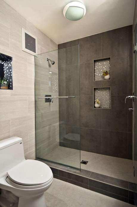 10. Linda decoração de nicho para banheiro em porcelanato com revestimento de pastilhas de vidro e pequenos vasinhos de flores. 10. Linda decoração de nicho para banheiro em porcelanato com revestimento de pastilhas de vidro e pequenos vasinhos de flores.