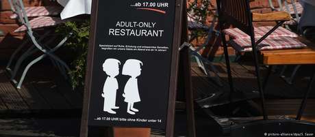 Placa diante do estabelecimento alerta em inglês: "restaurante só para adultos" Placa diante do estabelecimento alerta em inglês: "restaurante só para adultos"