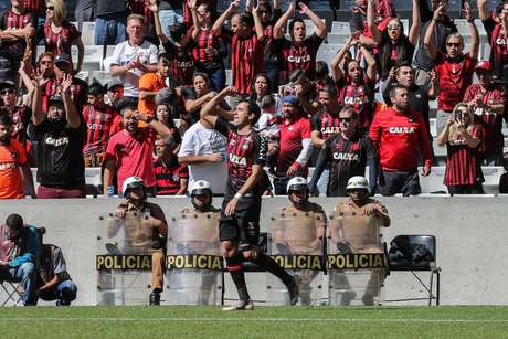 Pablo, jogador do AtlÃ©tico-PR, comemora seu gol durante partida contra o Flamengo, vÃ¡lida pela dÃ©cima nona rodada do Campeonato Brasileiro 2018